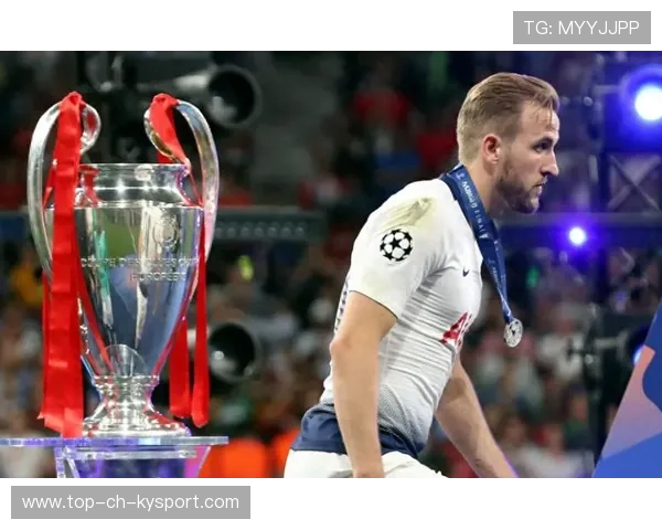 凯恩前插接球稳稳卸下，热刺前场衔接丝滑自然