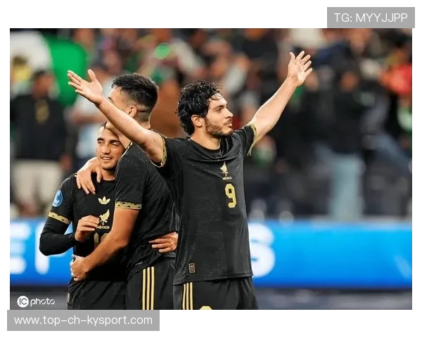 劳尔希门尼斯头球怒顶，狼队逆风扭转局势